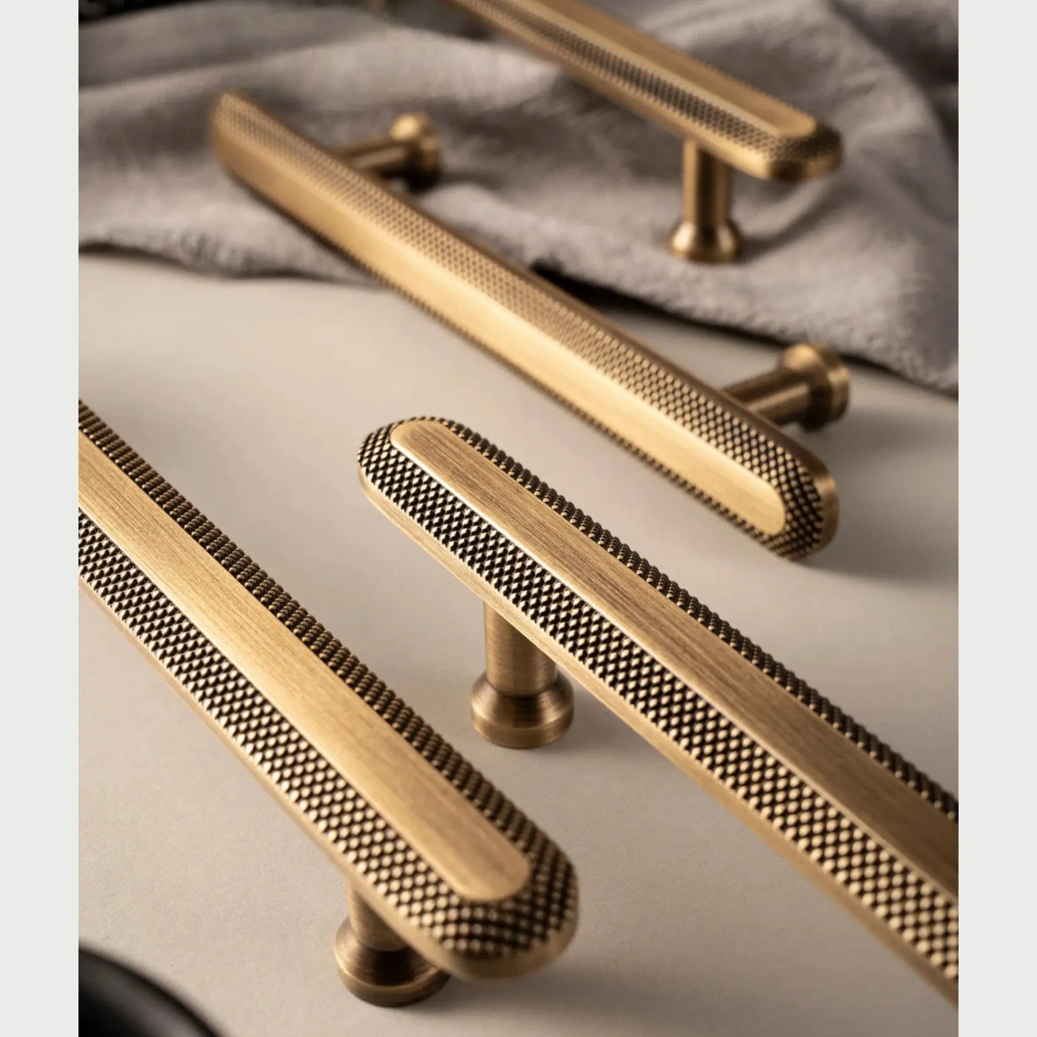 Poignée de meuble en bronze - Atlas Afinaure