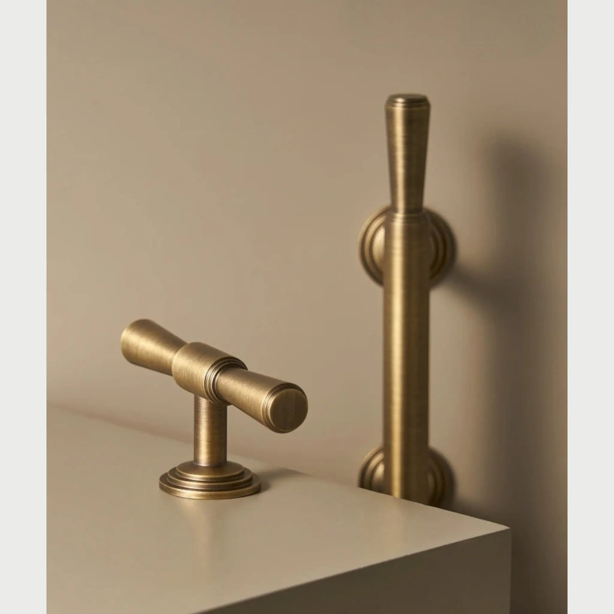 Poignée de meuble en T en laiton massif bronze - Oxford Afinaure